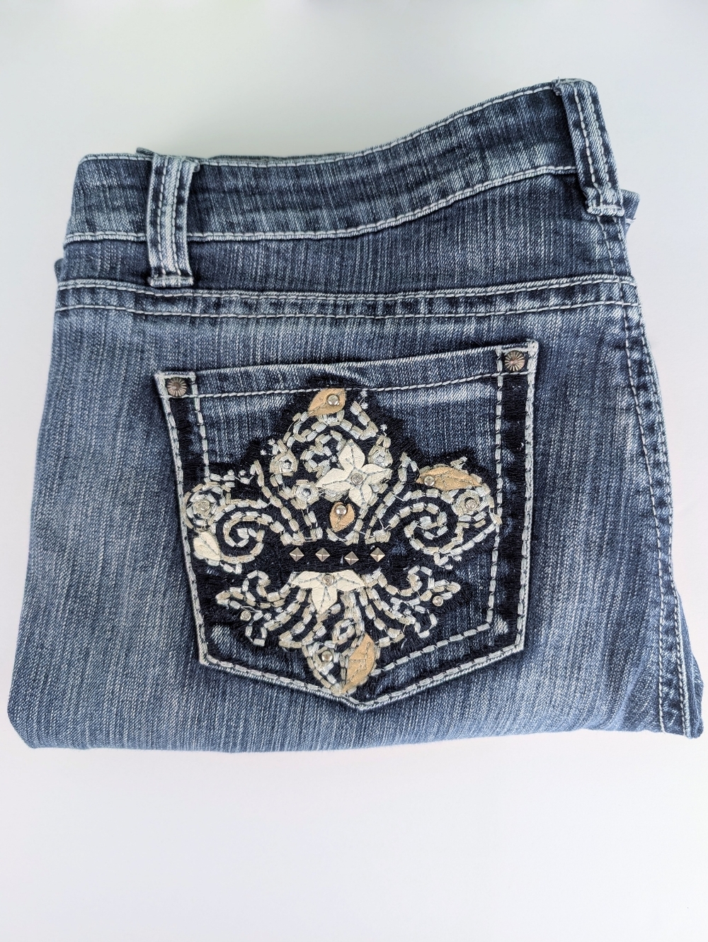 4 NDWeekend Fleur-De-Lis Distressed Bootcut Jeans (Size: 16)6.2oz